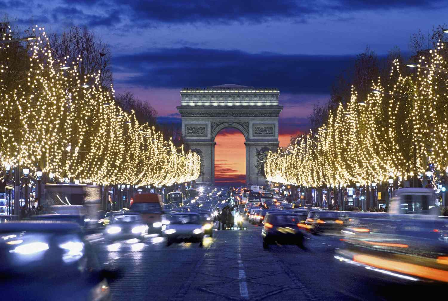 Champs-Élysées decorated for Christmas Eve | Wedifys