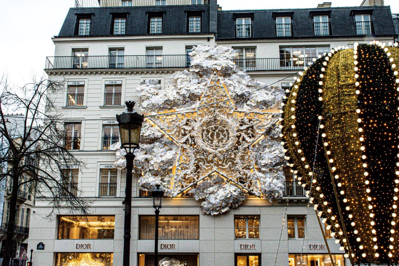 A building decorated for Christmas | Wedifys