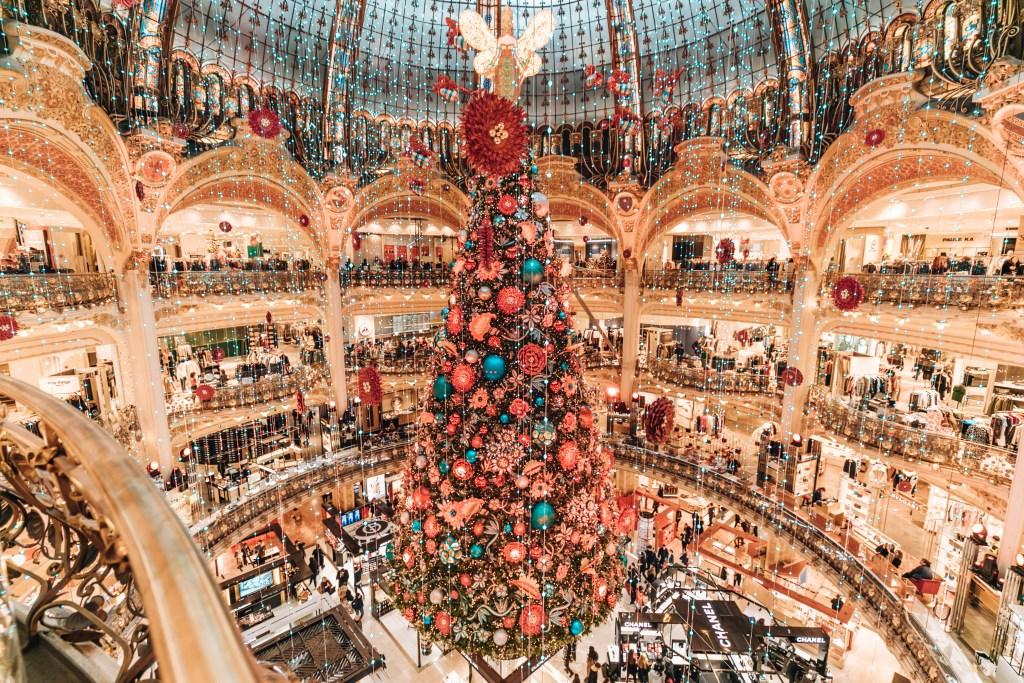 Christmas tree beneath the Art Nouveau dome in Galeries Lafayette | Wedifys