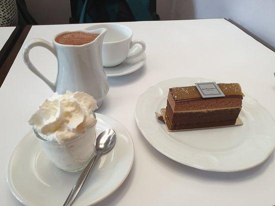 The famous hot chocolate of Café Pavane along with a piece of cake | Wedifys