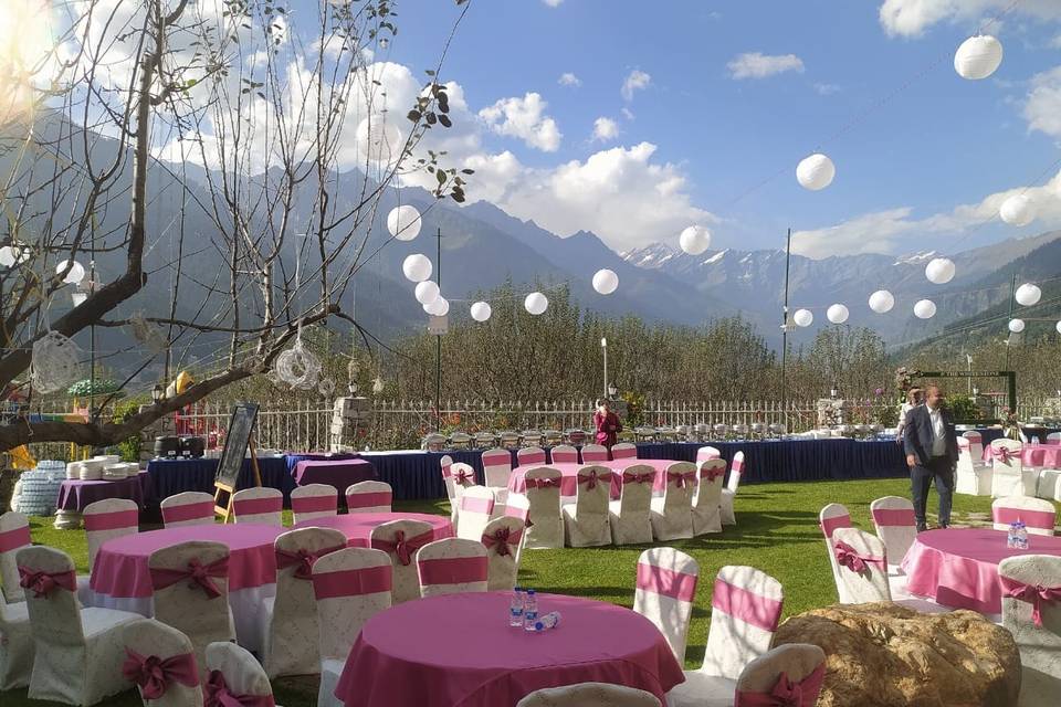 a wedding décor midst of the mountains of Manali | Wedifys