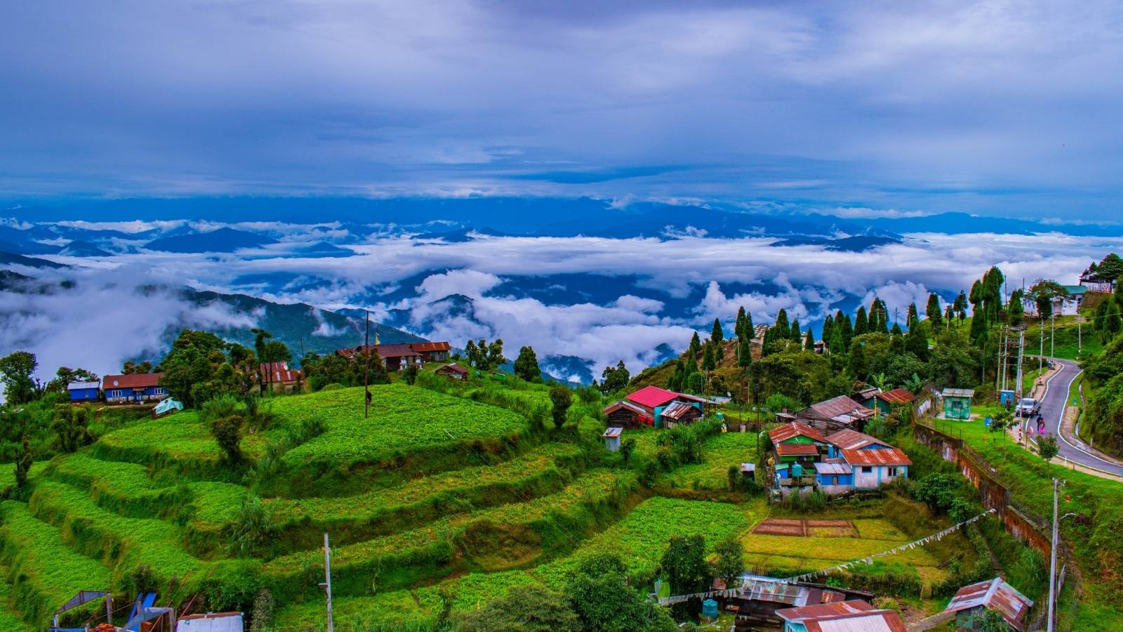 scenic hills besides the misty mountains of Darjeeling | Wedifys