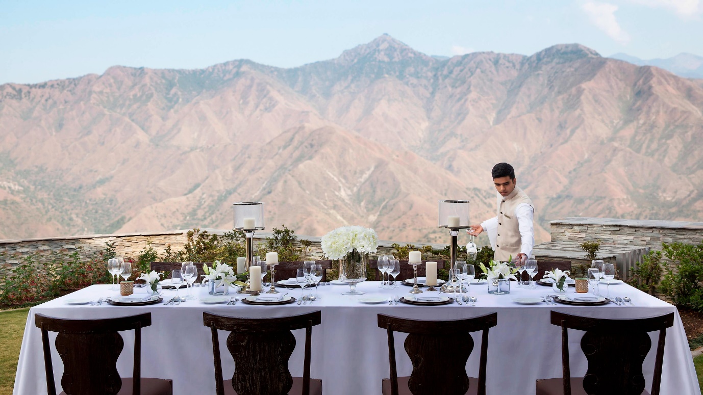 a table facing the beautiful mountains | Wedifys