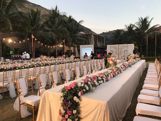 dinner table décor for a wedding at Della Resorts | Wedifys