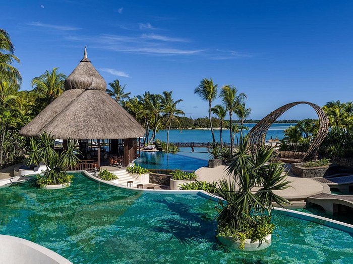 poolside at Shangri-La’s Le Touessrok Resort and Spa in Mauritius | Wedifys