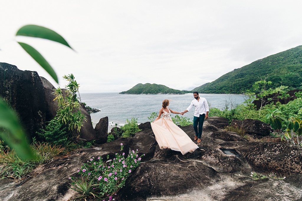 Pre wedding photoshoot in Seychelles by Iryna Berestovskaya | Wedifys