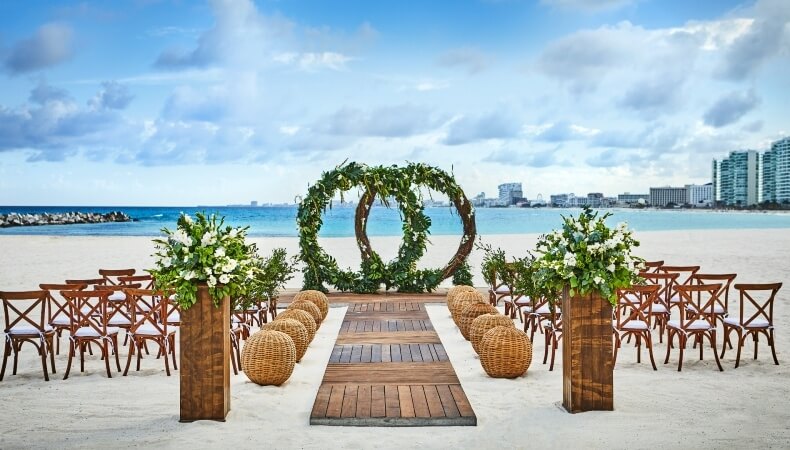 beach wedding display with outdoor décor | Wedifys