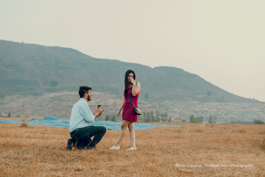 Aashay proposing to Ashna on one knee | Wedifys