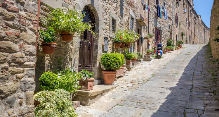 beautiful ancient streets of Cortona, Tuscany | Wedifys