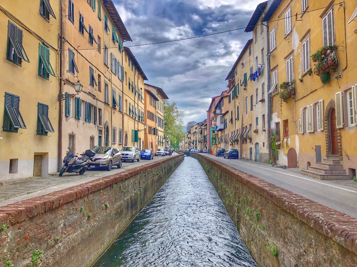 river going through the beautiful streets of Lucca in Tuscany | Wedifys