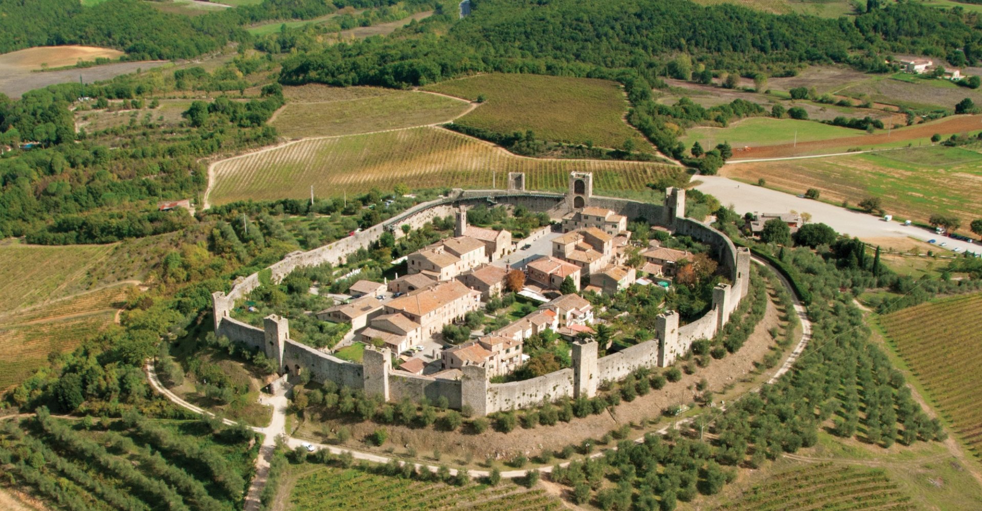 aerial view of Monteriggioni in Tuscany | Wedifys