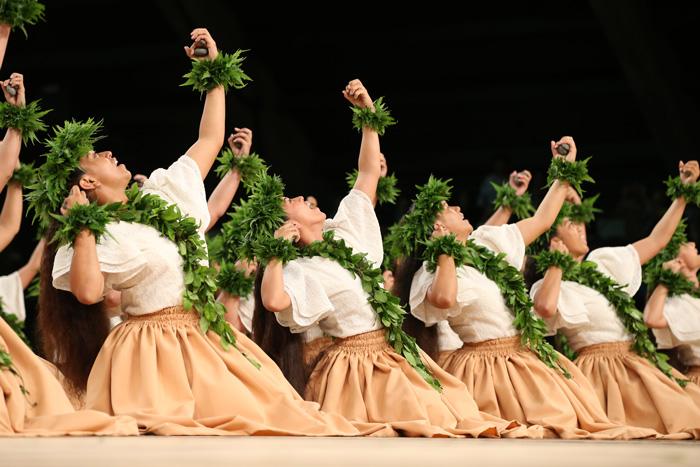 a way of Hawaiian people, welcoming guests for their weddings, performing on the traditional Oli Aloha | Wedifys