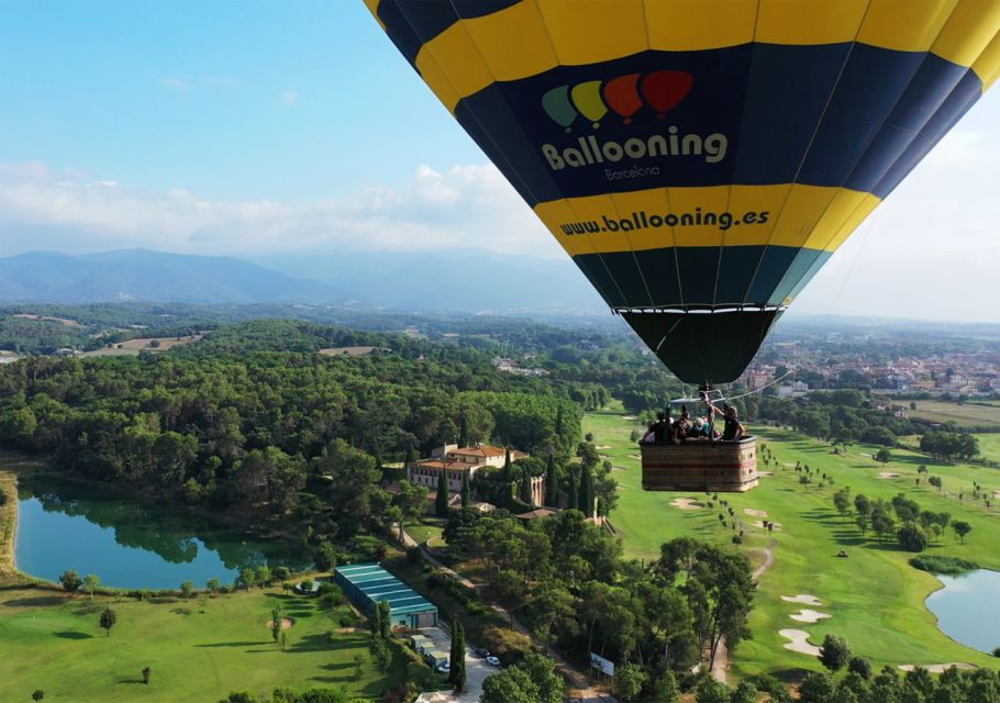 people enjoying a hot-air balloon ride in the skies of Barcelona, Spain | Wedifys