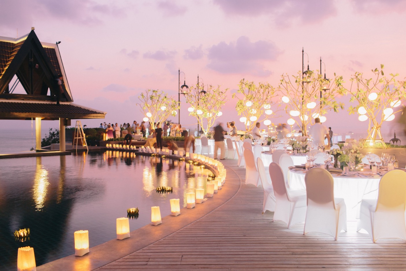 a wedding décor for guests by the beachside | Wedifys