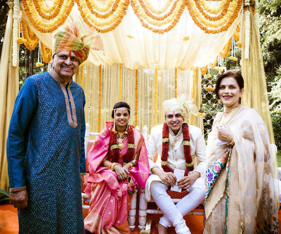 Sameer and Madhuri with their guests on their wedding | Wedifys