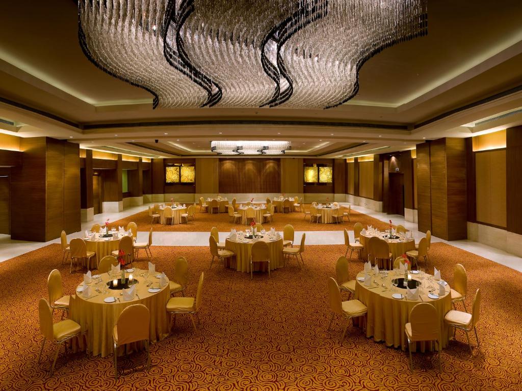 dining area of the Lalit in New Delhi | Wedifys