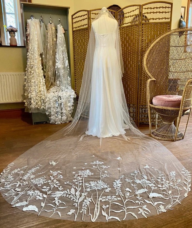 an embroidered veil to enhance the wedding look | Wedifys