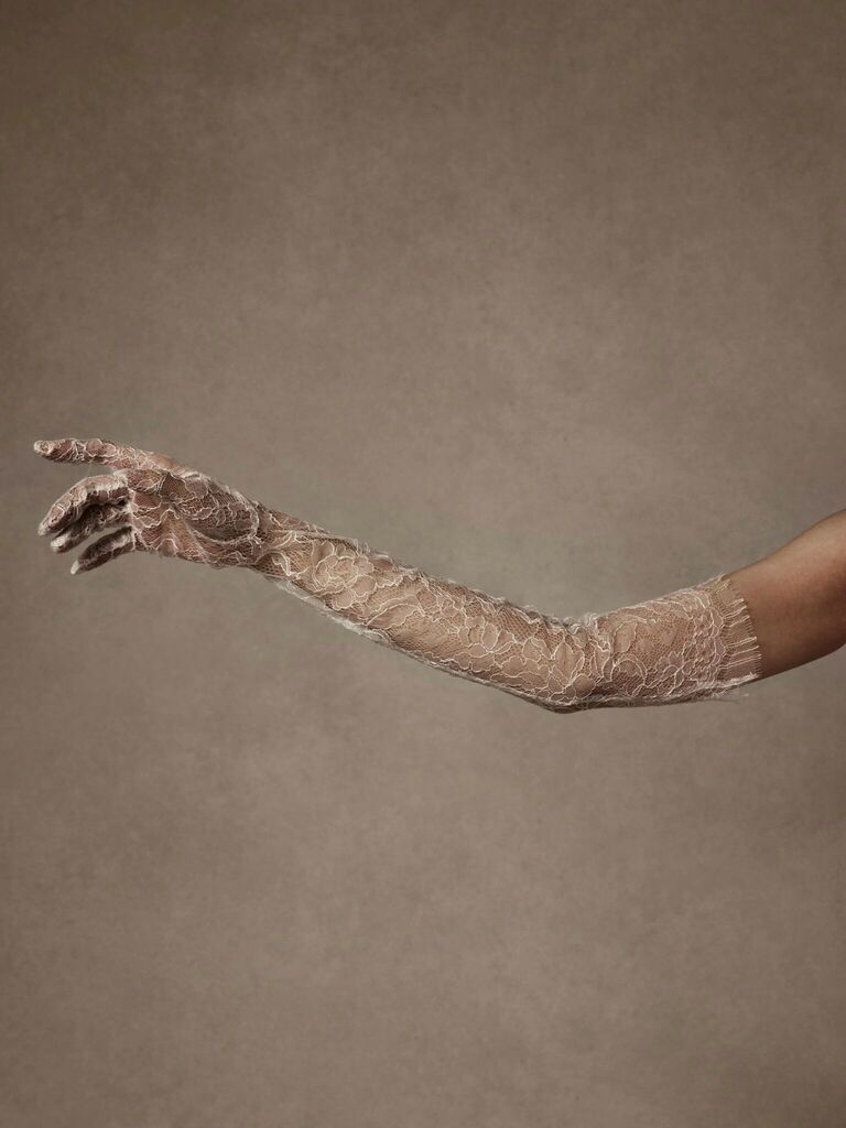 lace gloves to wear on your wedding | Wedifys