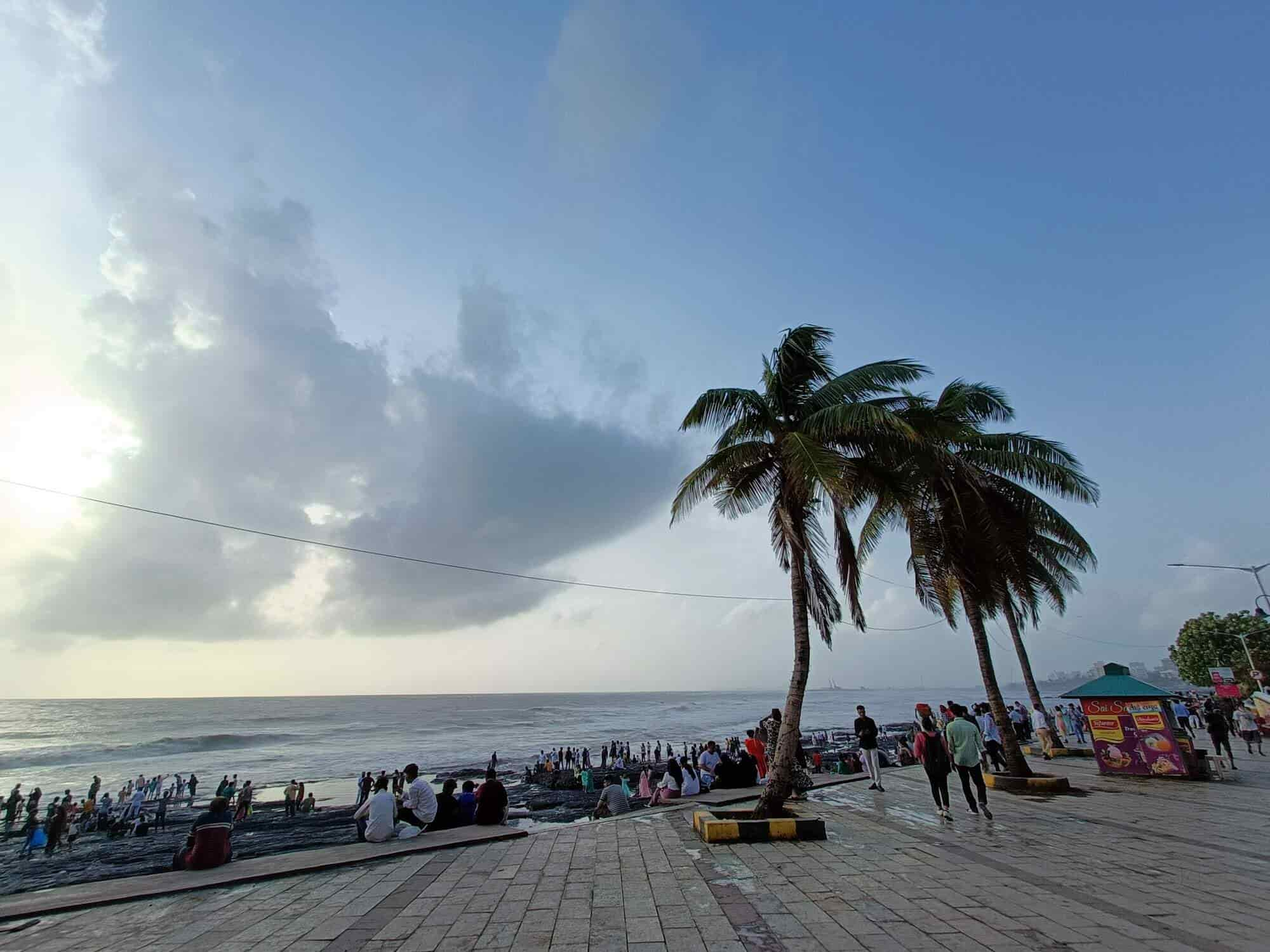 view of Bandra Bandstand in Mumbai, India | Wedifys