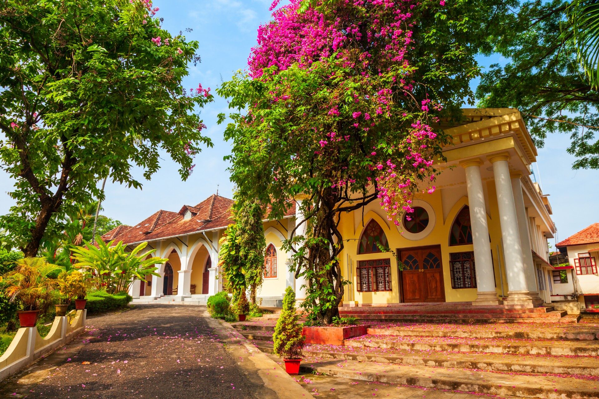 outside of the Indo-Portuguese Museum un Kochi, India | Wedifys