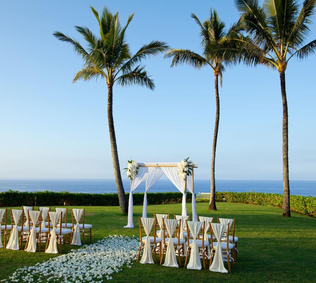 wedding décor in the grounds of Le Meridien with the Kochi waters in the background | Wedifys