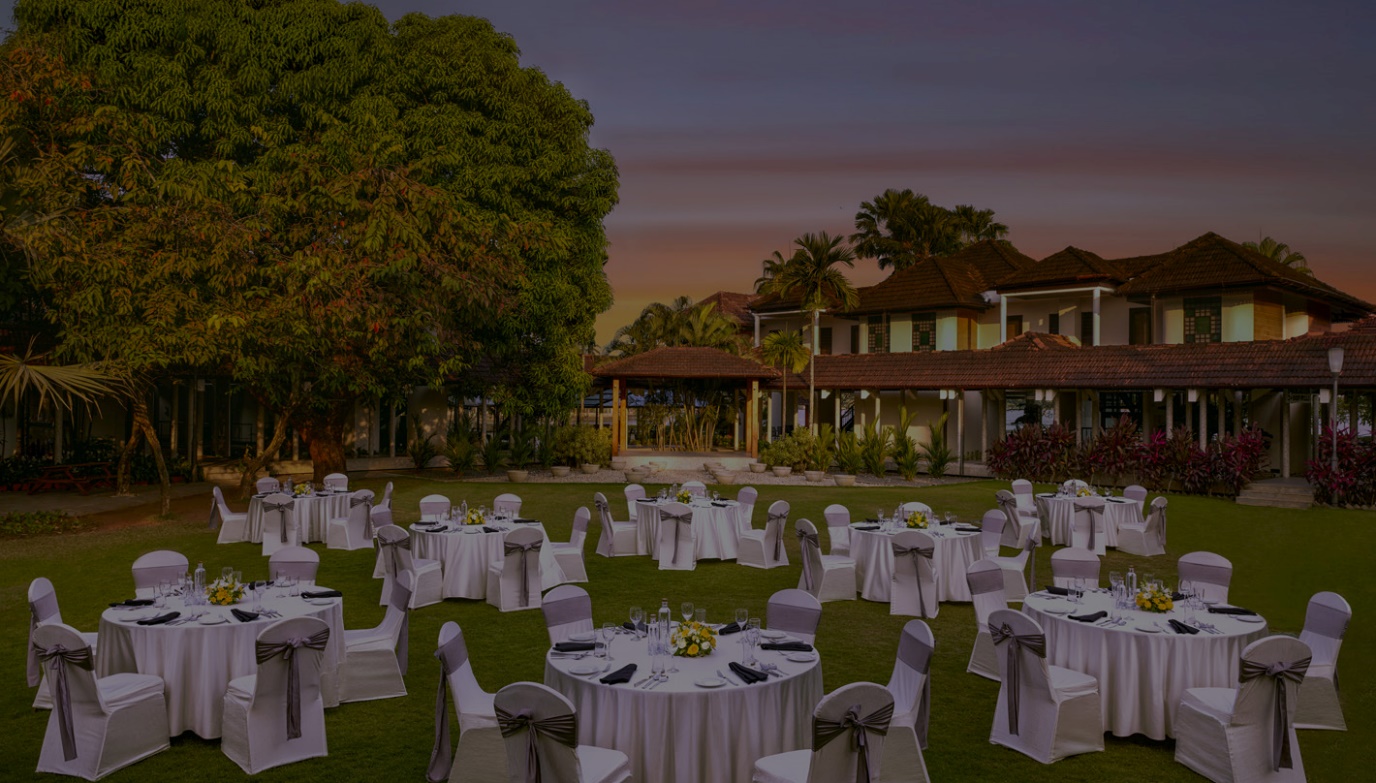 wedding décor in the fields of Ramada Resort in Kochi, India | Wedifys