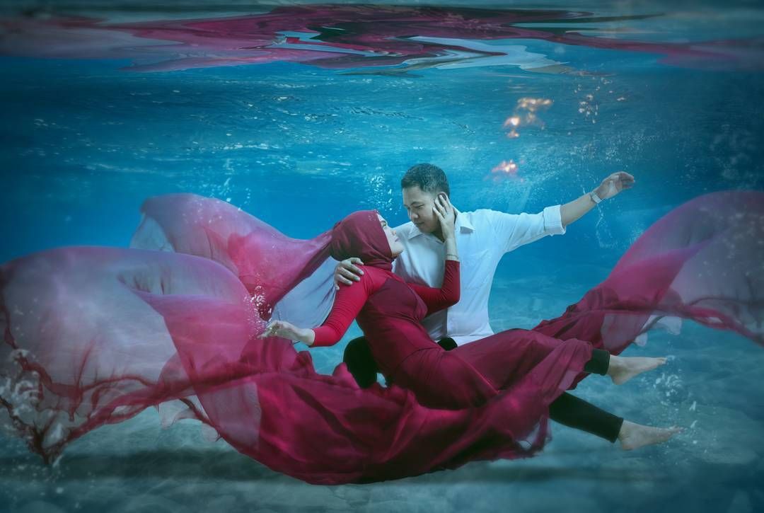 a couple underwater for their pre-wedding photoshoot | Wedifys