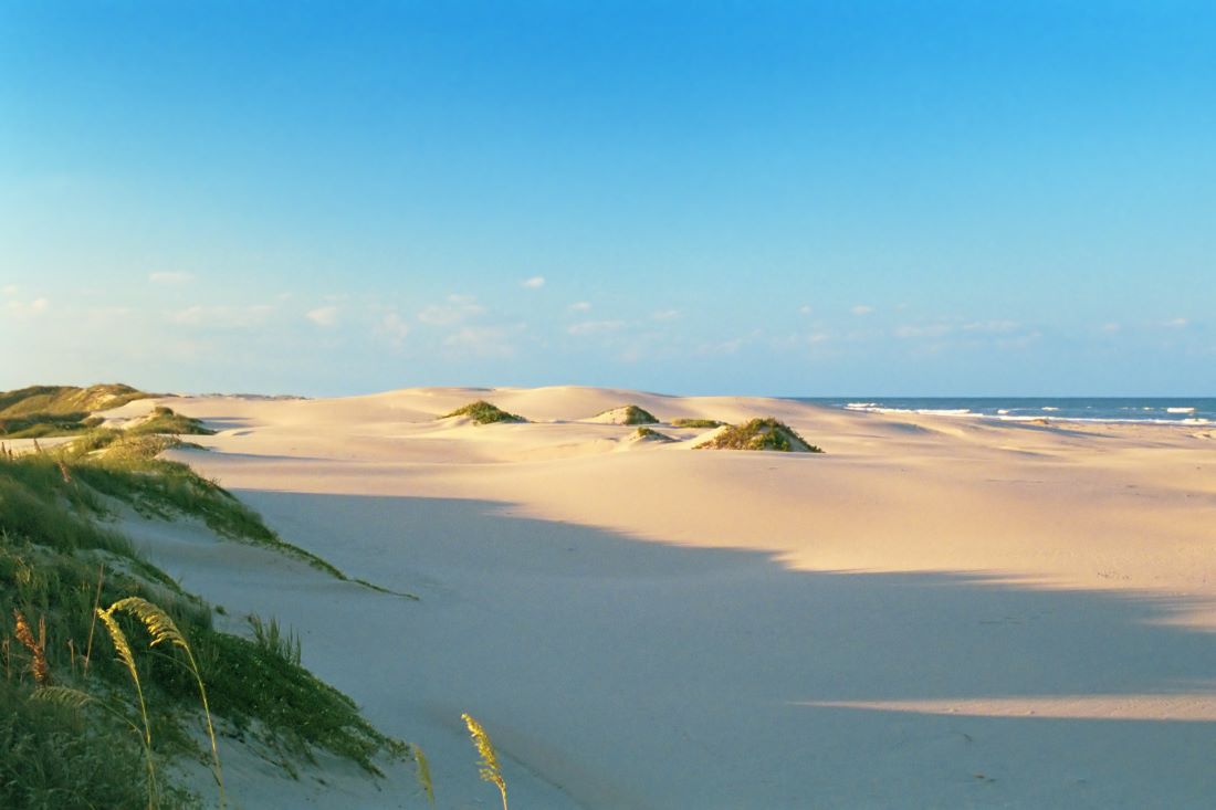 the white sands of South Padre Island in Texas | Wedifys