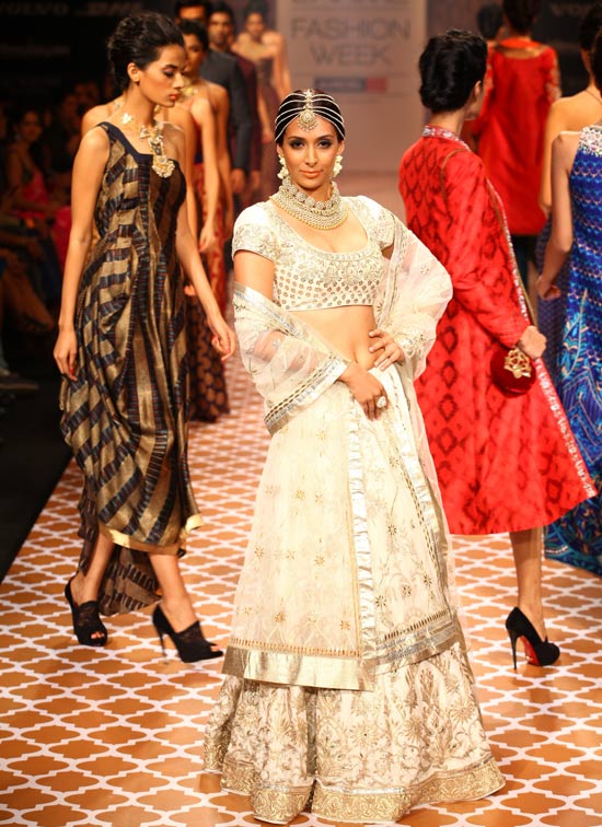 Models showcasing the jewelry by Anita Dongre | Wedifys