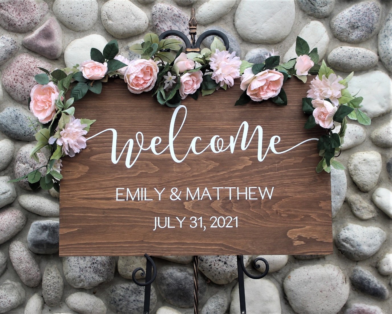 a personalized welcome sign for a wedding décor | Wedifys