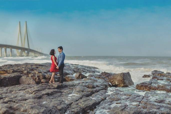 a couple at the Bandstand Promenade in Bandra for their pre-wedding photoshoot | Wedifys