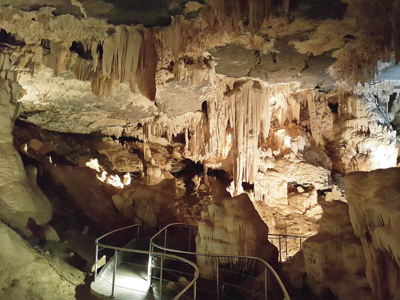 a view of Al Hoota Cave in Oman | Wedifys